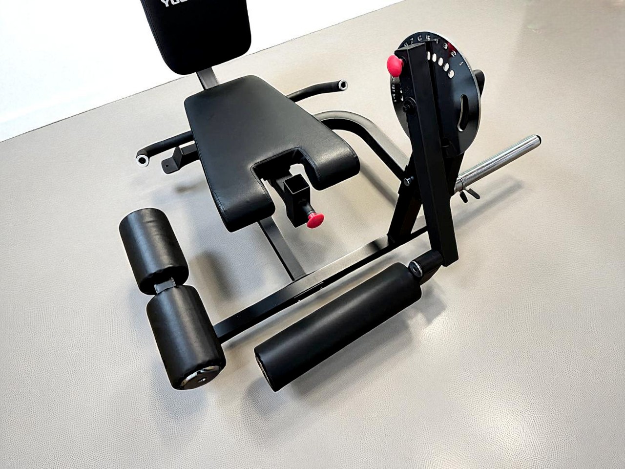 Leg Extension/Curl Machine  - тренажёр для мышц бедра