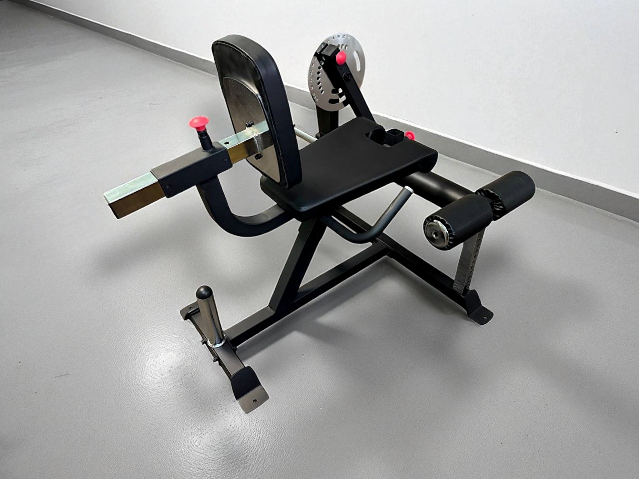 Leg Extension/Curl Machine  - тренажёр для мышц бедра