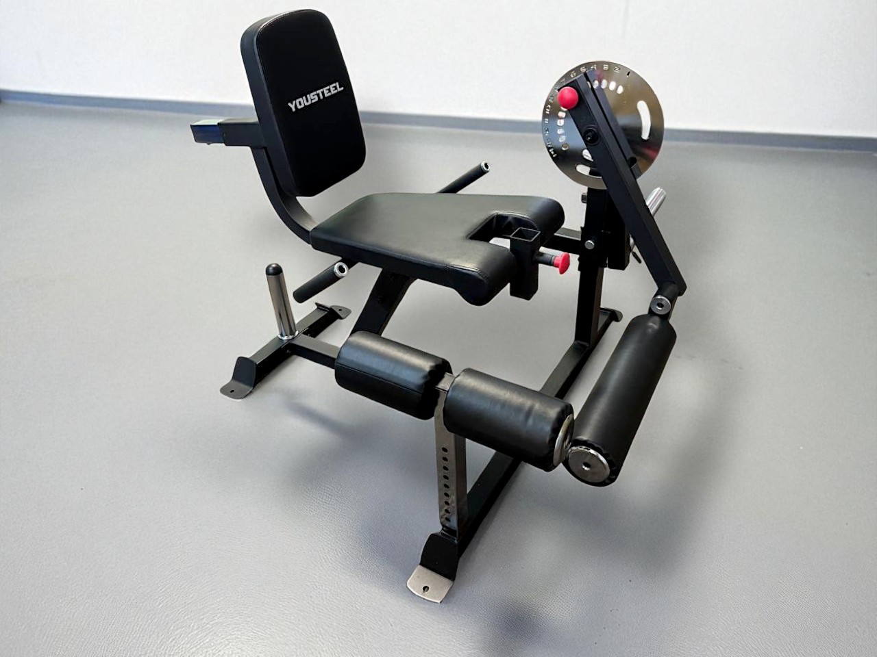 Leg Extension/Curl Machine  - тренажёр для мышц бедра